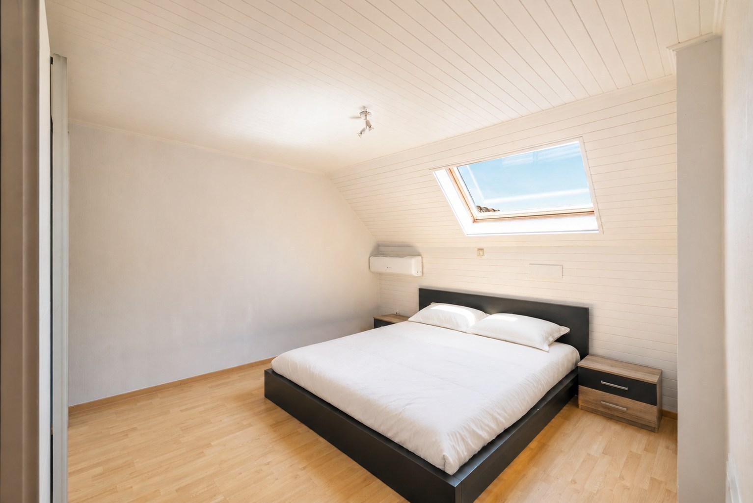 Vrijstaande woning met 5 slaapkamers en polyvalente loods te De Pinte 