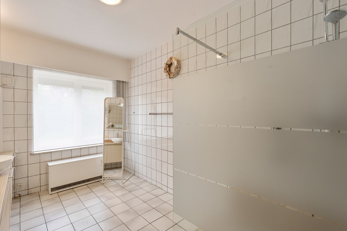 Gelijkvloers, degelijk appartement met 2 slaapkamers, ruim terras, carport en garage. 