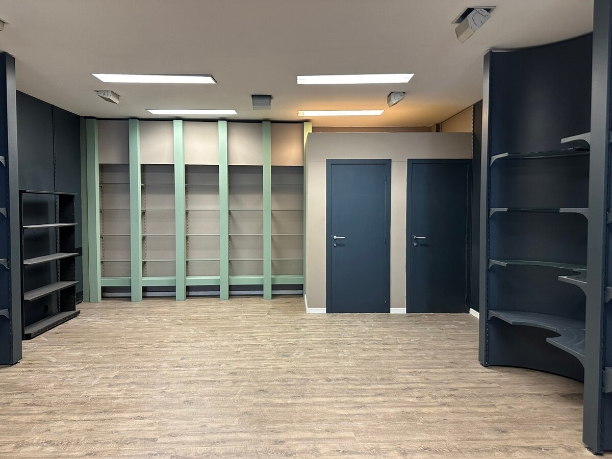 Handelsgelijkvloers, met mooie  etalage,  grote kelder 