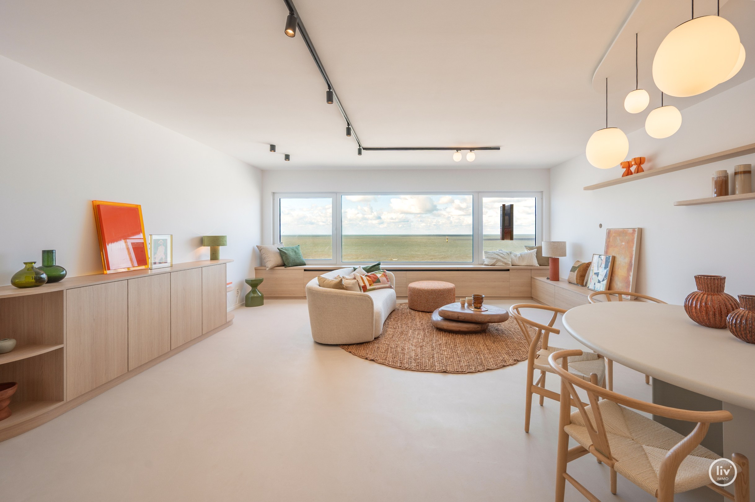 Prachtig gerenoveerd appartement op de zevende verdieping, op een absolute topligging aan de Zeedijk tussen het Lichttorenplein en het Albertplein. Dankzij de hoge ligging geniet het appartement van e 