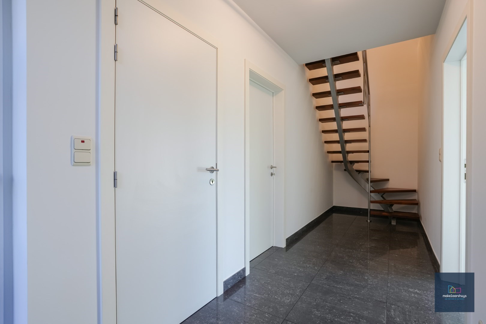 Ruime half-open bebouwing te Heusden met garage en tuin 