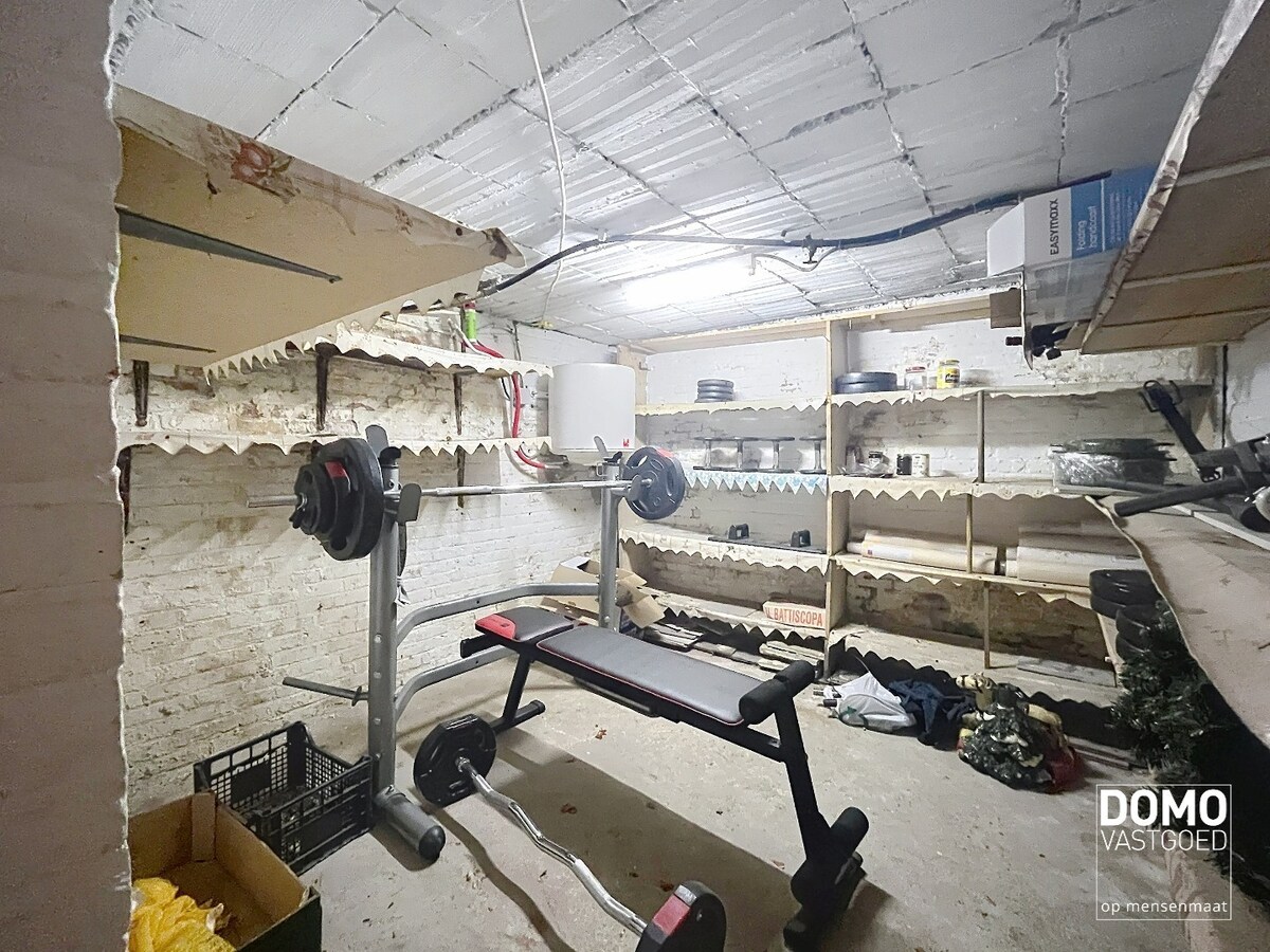 VOLLEDIG TE RENOVEREN WONING MET TWEE SLAAPKAMERS, INPANDIGE GARAGE OP EEN PERCEEL VAN 5A35CA IN SINT-TRUIDEN 