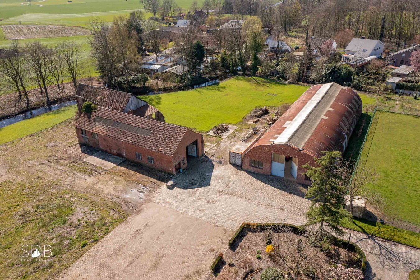 Stijlvolle villa met diverse bijgebouwen en graslanden op circa 3ha 