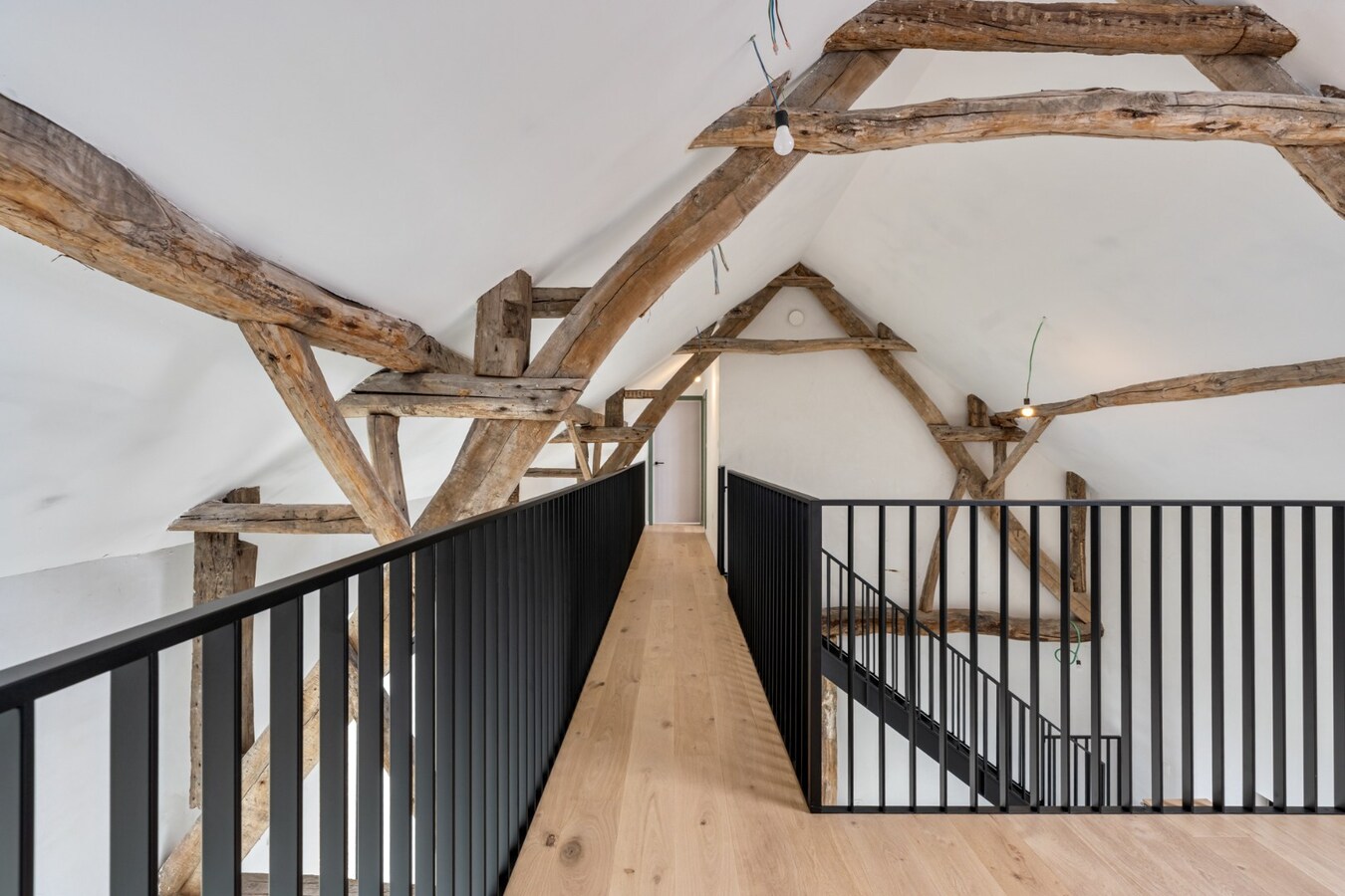 Exclusieve woning in volledig heropgebouwde hoeve op een perceel van 4a60ca! 