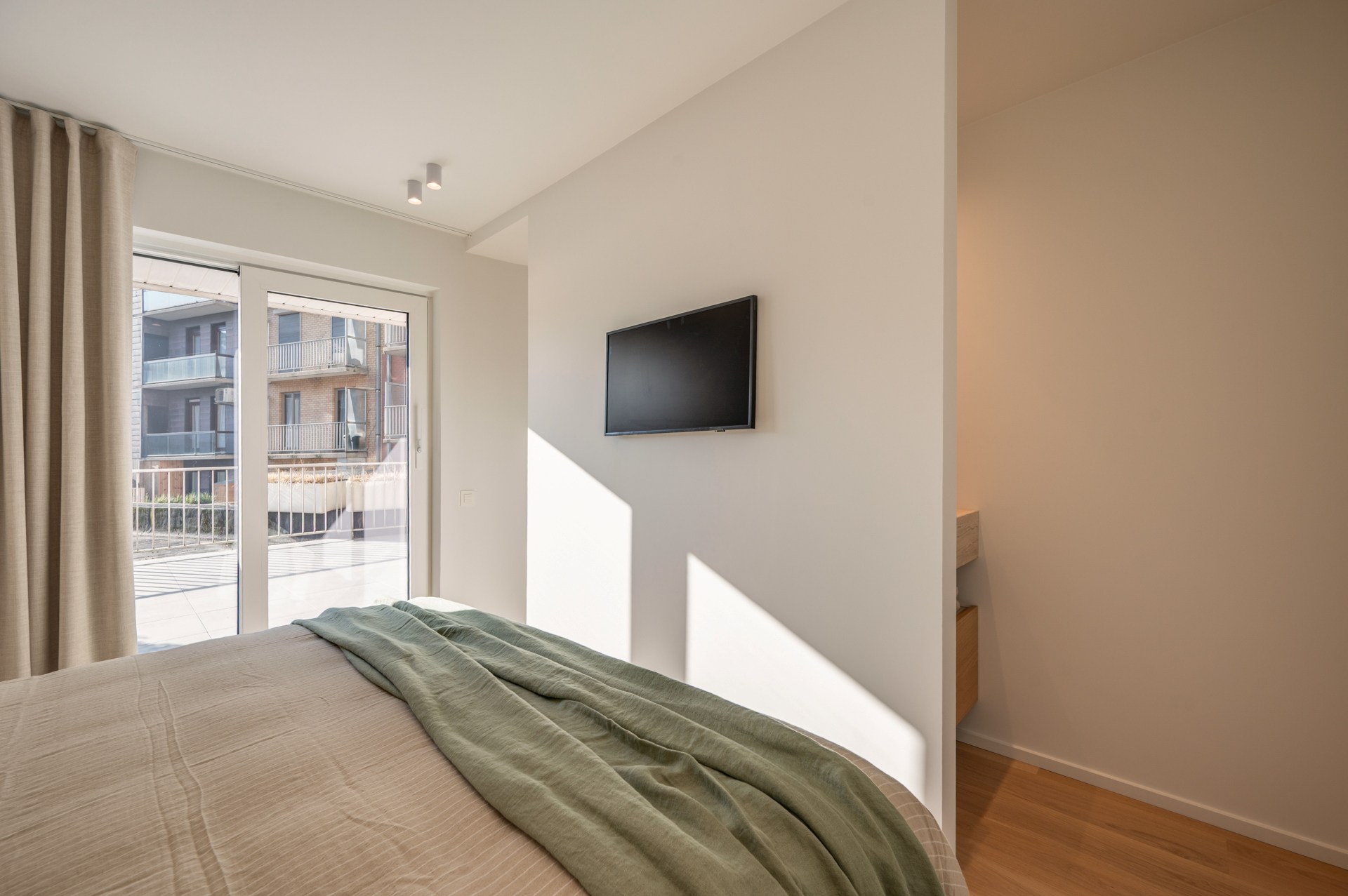 Exclusief gerenoveerd appartement met 3 slaapkamers te koop vlak bij het Albertstrand en het Lichtorenplein. 