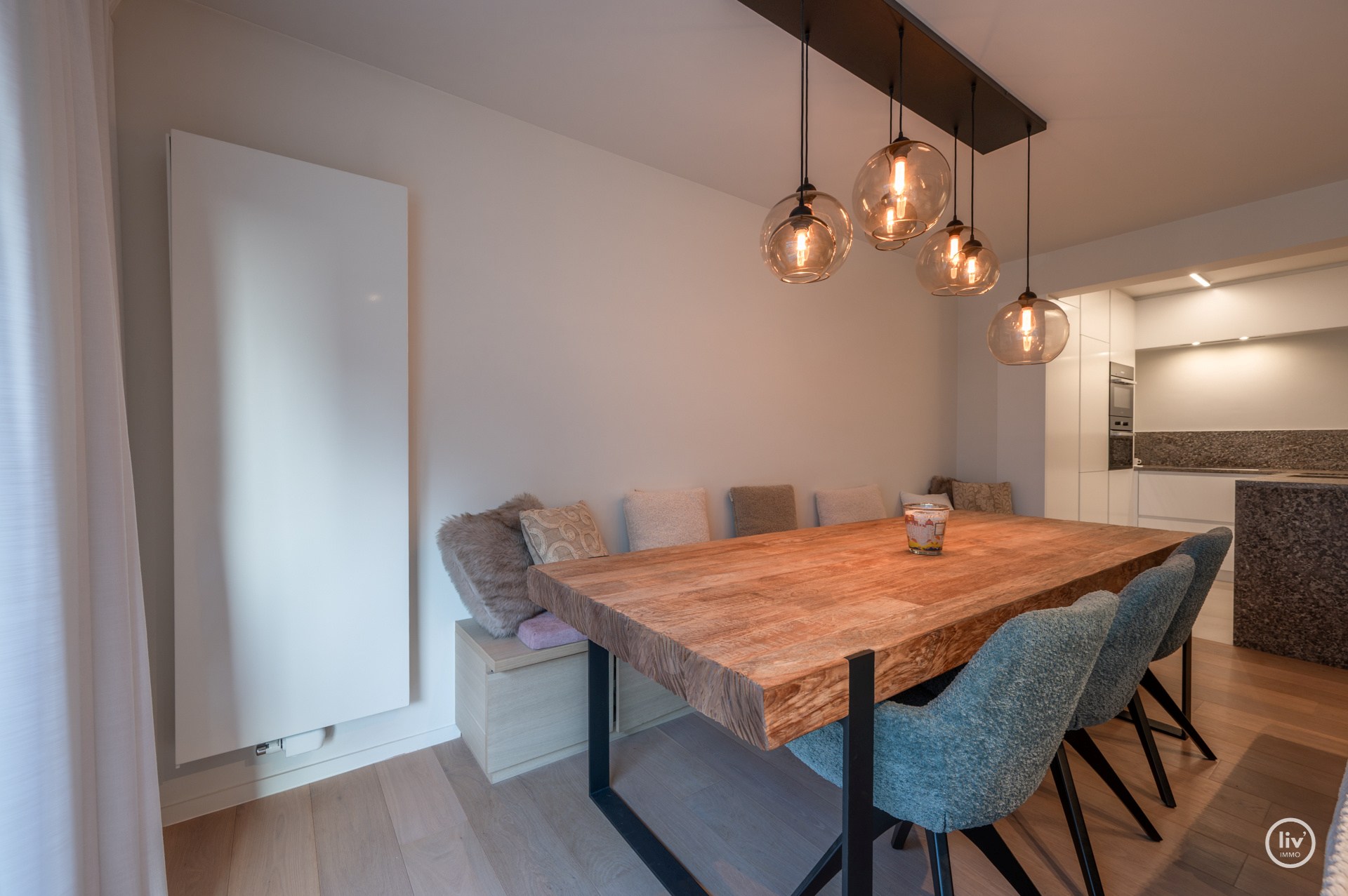 Prachtig ruim 2 slaapkamerappartement met mooie gevelbreedte en groot zonneterras op een topligging vlakbij de Dumortierlaan te Knokke. Garage mogelijk in het gebouw. 