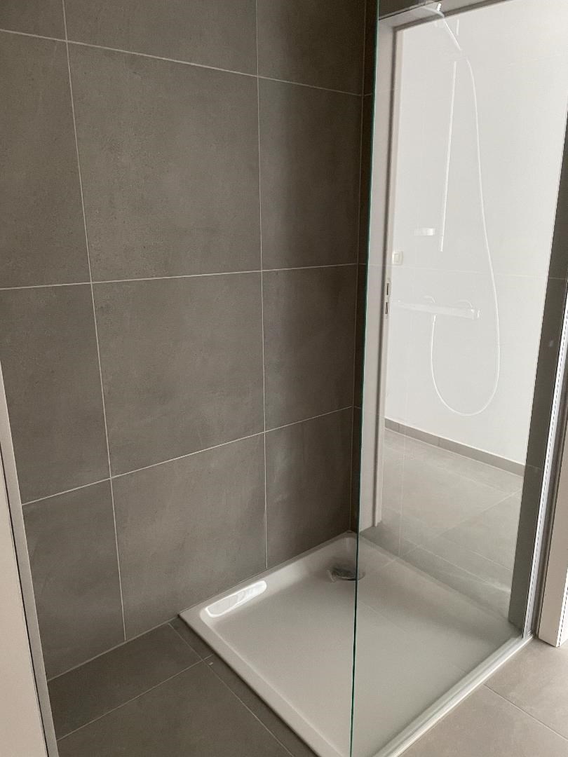 Recent twee slaapkamerapp. met autostaanplaats en terras 