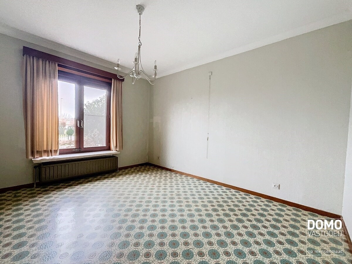 RUIME GELIJKVLOERSE WONING OPEN BEBOUWING GELEGEN OP EEN PERCEEL VAN 12a77ca TE KERMT 