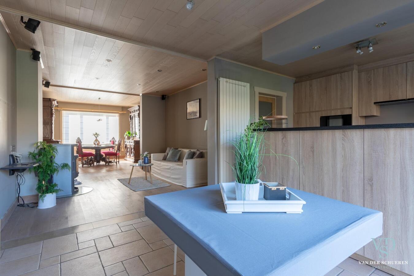 Praktische en degelijke woning in hartje Dikkelvenne . Bijzonder ruim ! 