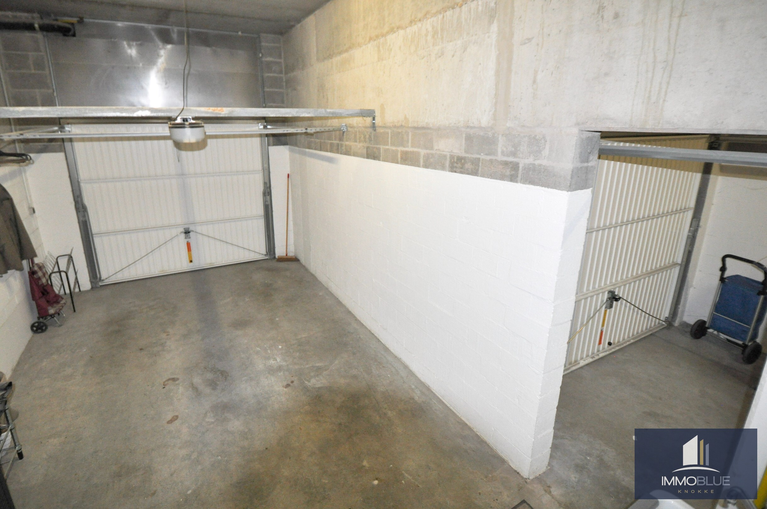 Appartement avec terrasse ensoleillée et garage intégré. 