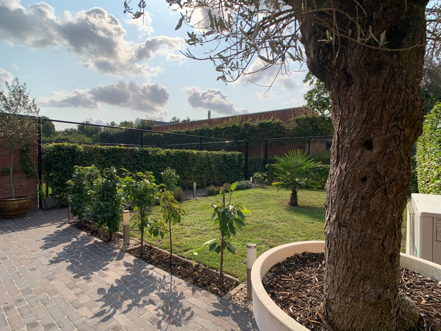 Luxe gelijkvloers appartement met tuin, 2 slaapkamers en dressing 