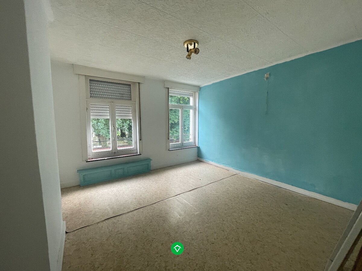 Woning met 2 slaapkamers en koer in centrum Roeselare 