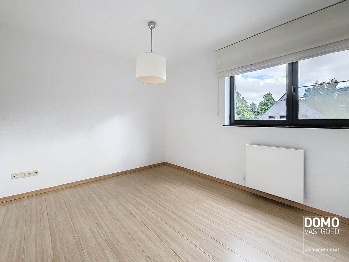 RUIM 2 SLAAPKAMER APPARTEMENT MET ONDERGRONDSE AUTOSTANDPLAATS EN TERRAS TE KERMT 