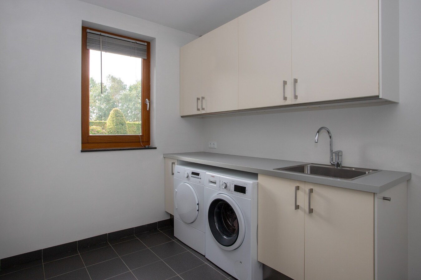 Unieke, onder architectuur gebouwde villawoning met luxe afwerking en prachtig uitzicht op het buitengebied. 