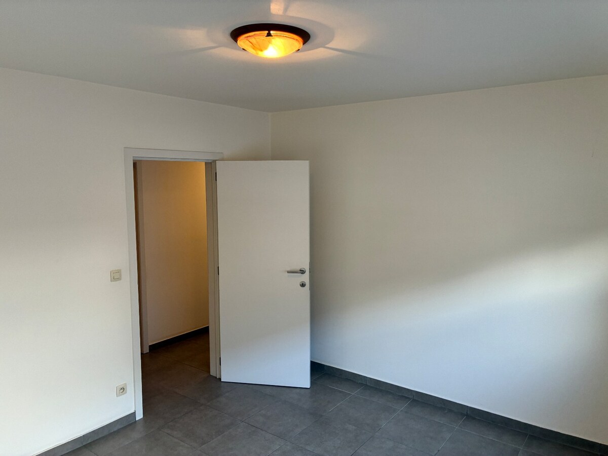 Gelijkvloers appartement mét ruim terras en garage 