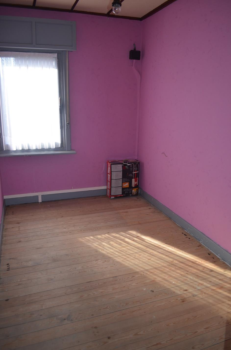 Te renoveren HoB met 3 slpks, garage en tuin gelegen te centrum Maldegem 