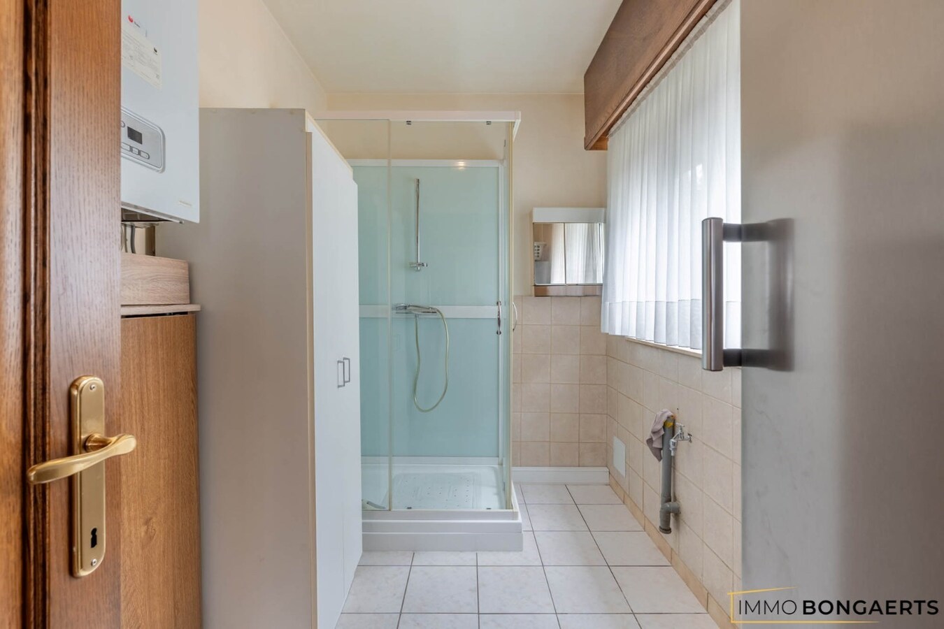 Ruime, instapklare woning (heropbouw 1994) met tuin, garage en drie slaapkamers. 