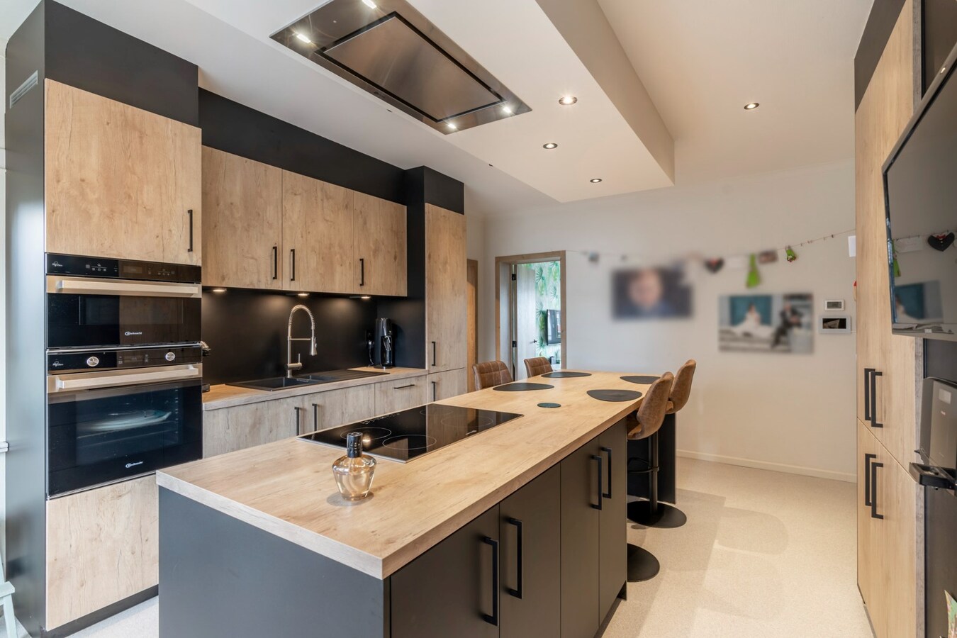 Ruime woning met 4 slaapkamers op een zeer ruim perceel. 