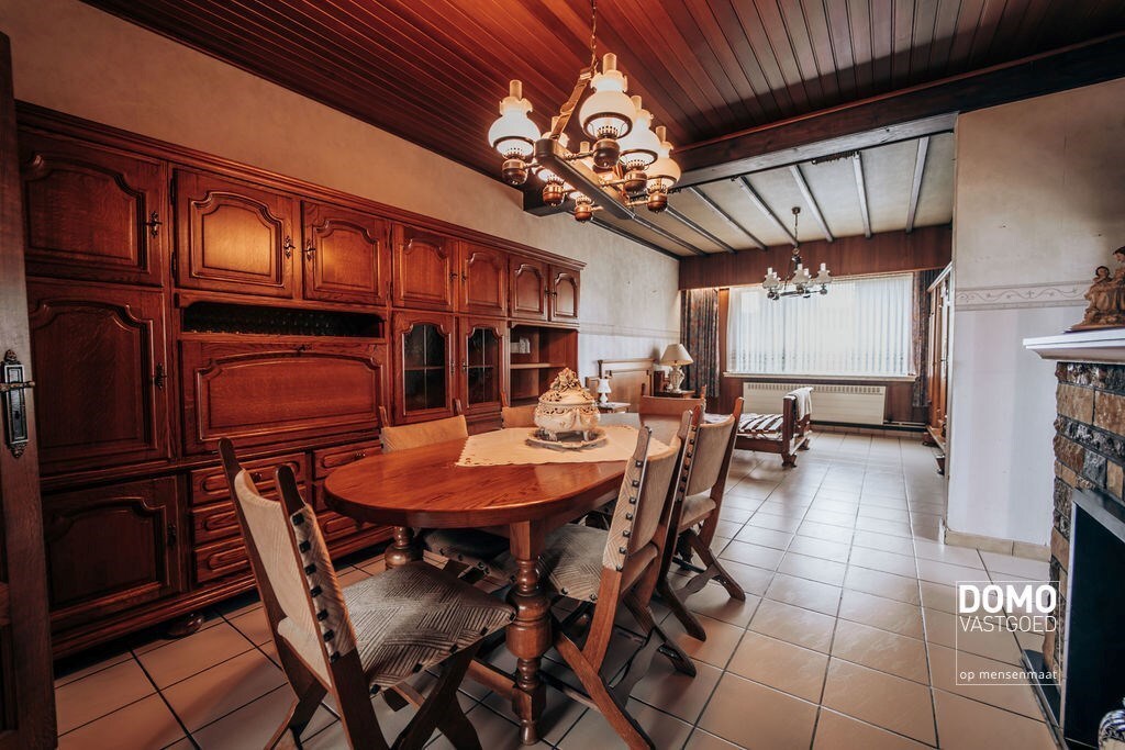 Ruime boerderij met stallingen en een prachtig groen uitzicht. 