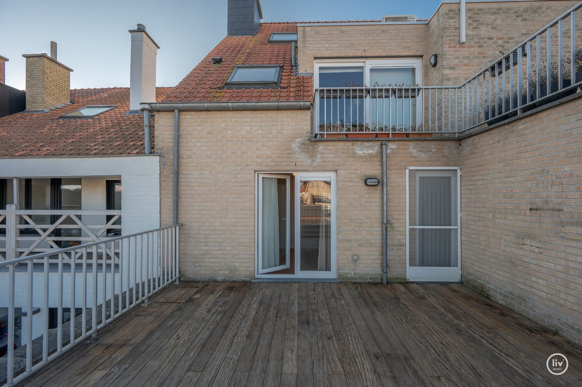 Centraal gelegen 2 slaapkamer appartement met ruime terrassen in een recent gebouwde residentie (met mog. tot aankoop van inpandige garage) 