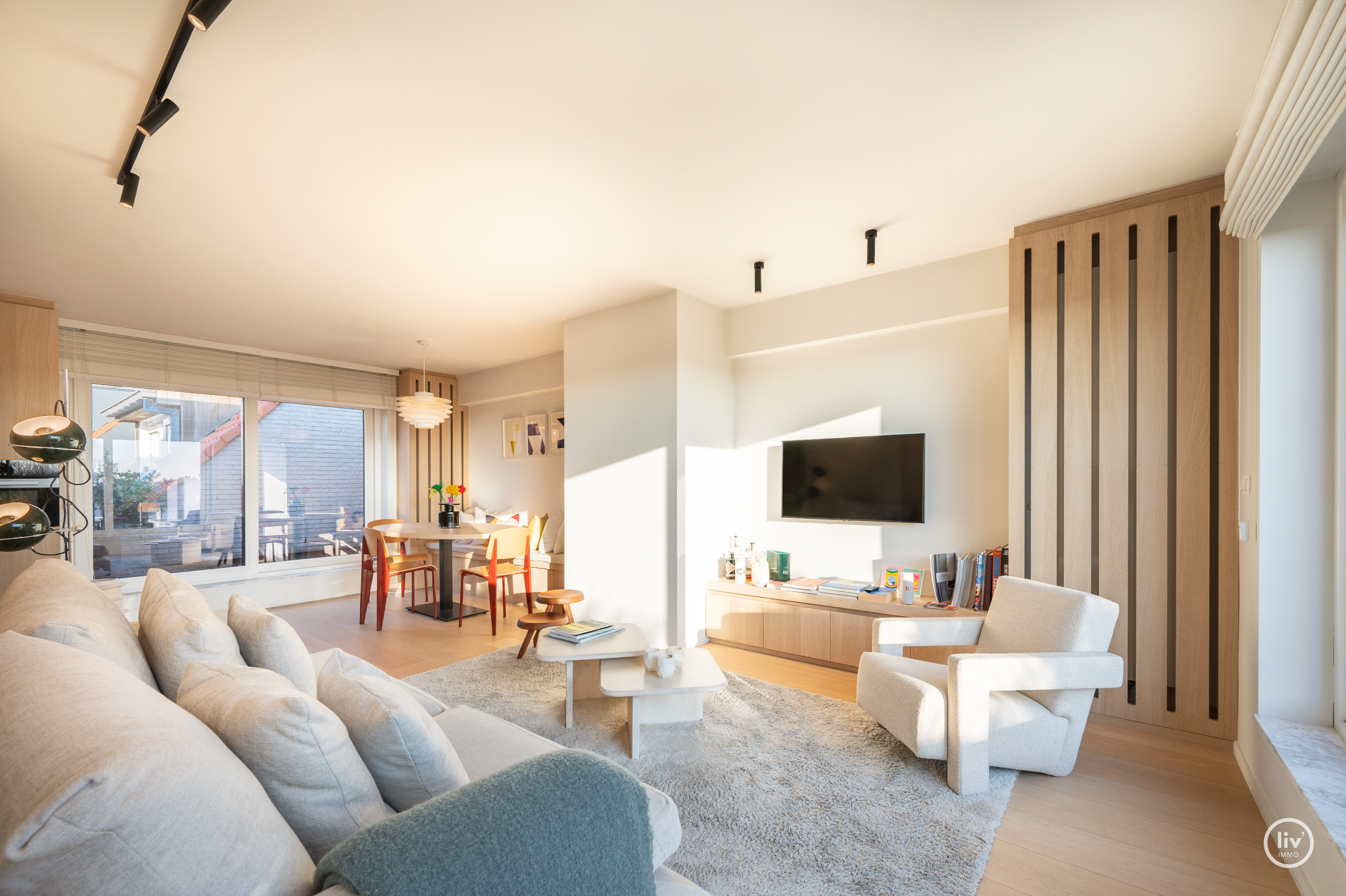 Voici la traduction en français :Appartement lumineux et également en penthouse, idéalement situé entre le Zoute et le centre commercial (possibilité d'acquérir une place de garage à proximité de l'ap 
