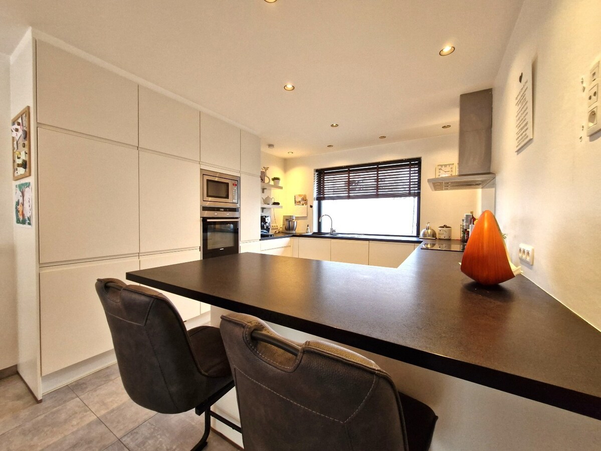 Knap gerenoveerde woning met uitzonderlijk lichtinval in het hartje van Heist 