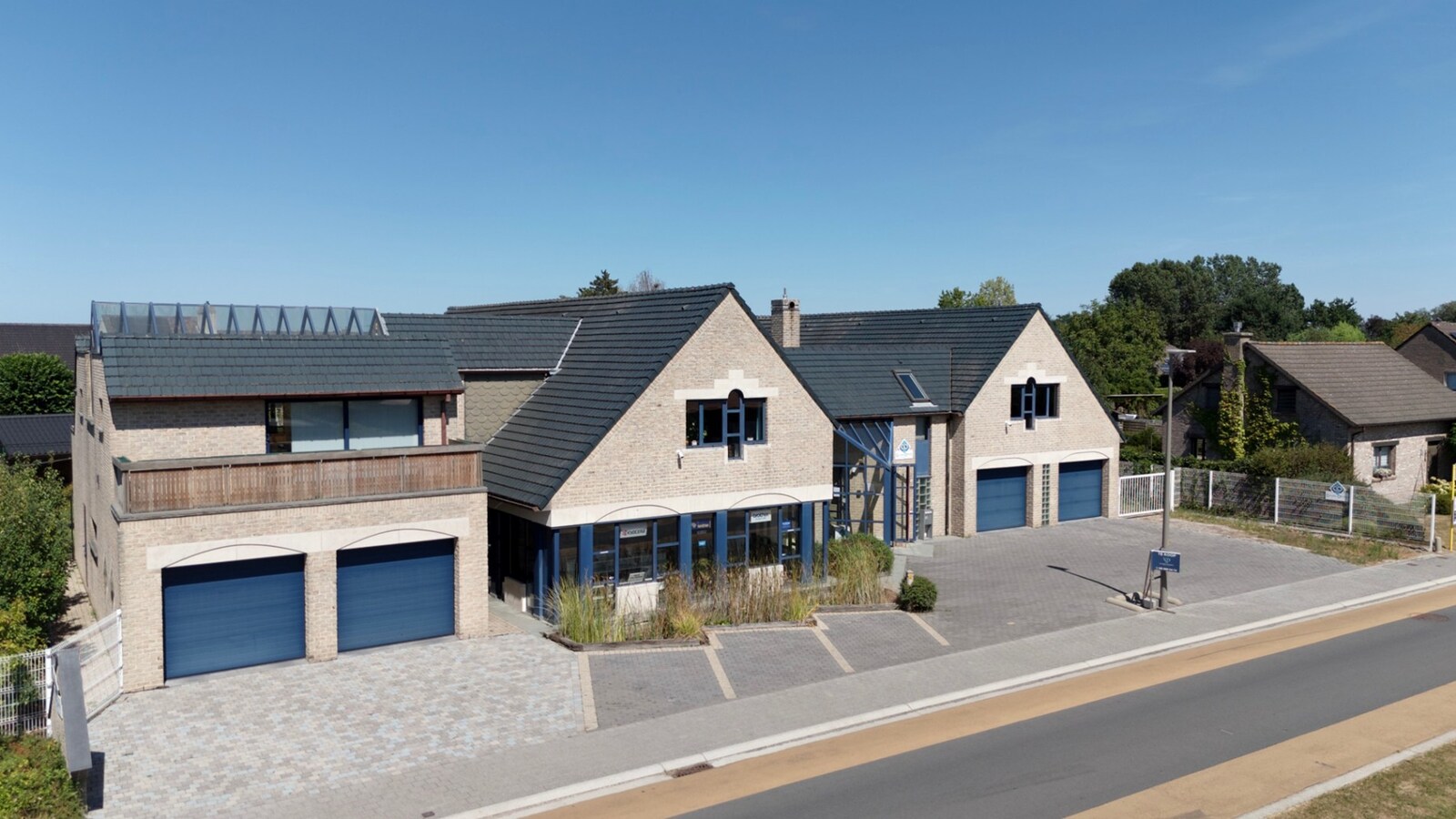 Ruim handelspand met penthouse in villastijl 