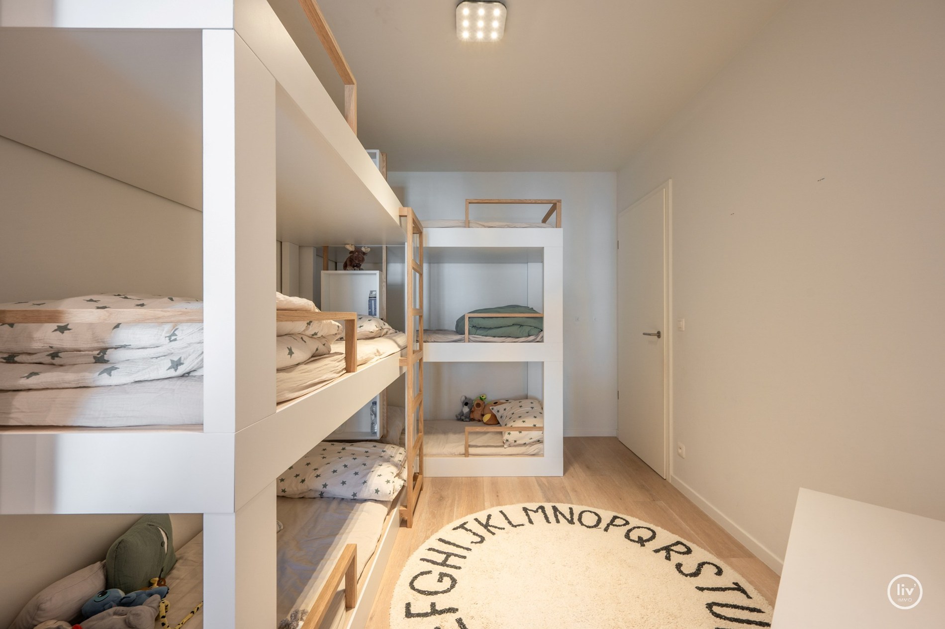 Prachtig, ruim en récent (2015) appartement met 3 volwaardige slaapkamers en zonnig terras goed gelegen op de Leopoldlaan te Knokke. 