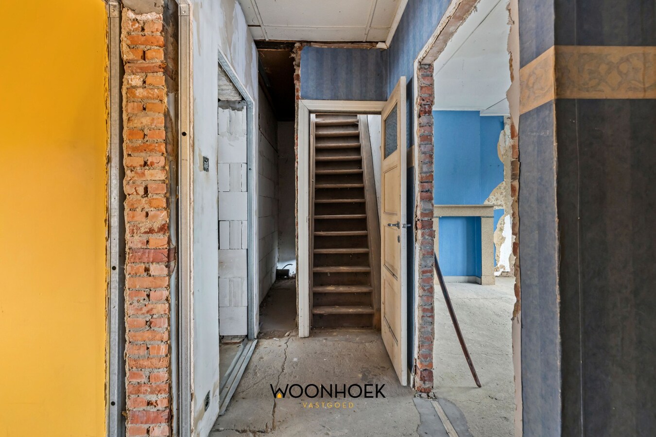 Ruime, te renoveren woning met diverse mogelijkheden 