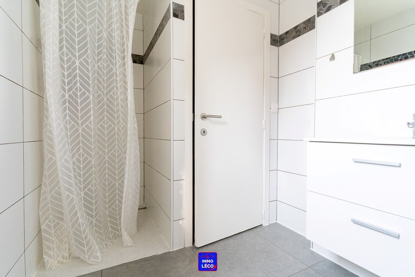 Immeuble de rapport rénové : Trois appartements une chambre, IDEAL INVEST ! 