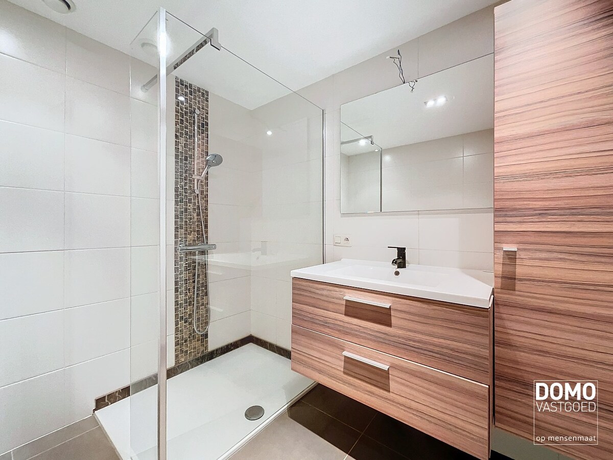 RUIM 2 SLAAPKAMER APPARTEMENT MET ONDERGRONDSE AUTOSTANDPLAATS EN TERRAS TE KERMT 