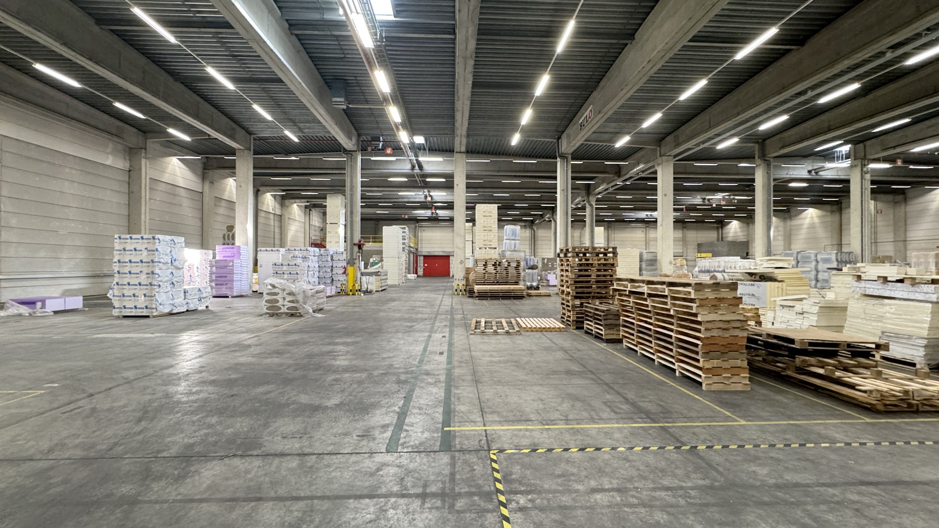 Loods met kantoor te huur nabij E19 in Mechelen