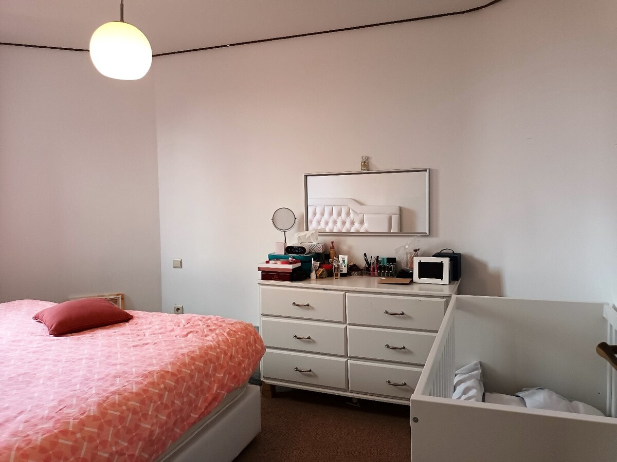 "Ruime en goed onderhouden stadswoning met tuin en 3 slaapkamers in Hasselt - Energielabel D en 2 parkeerplaatsen op perceel van 224 m²" 