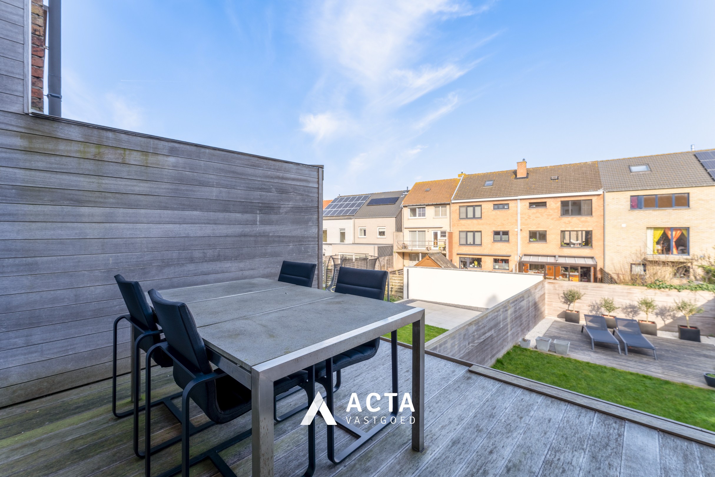 Instapklare bel-etage met 3 slaapkamers en garage 