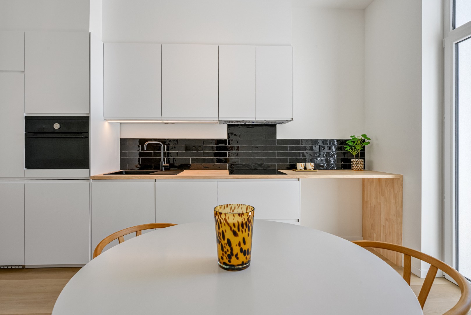 VERHUURD Stijlvol wonen in een  gerenoveerd appartement nabij Station Gent-Sint-Pieters 