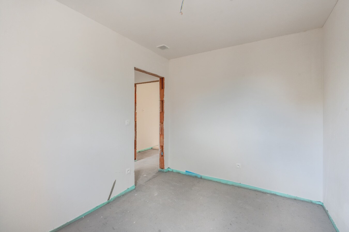 Appartement met twee slaapkamers, ruim terras en garage. 