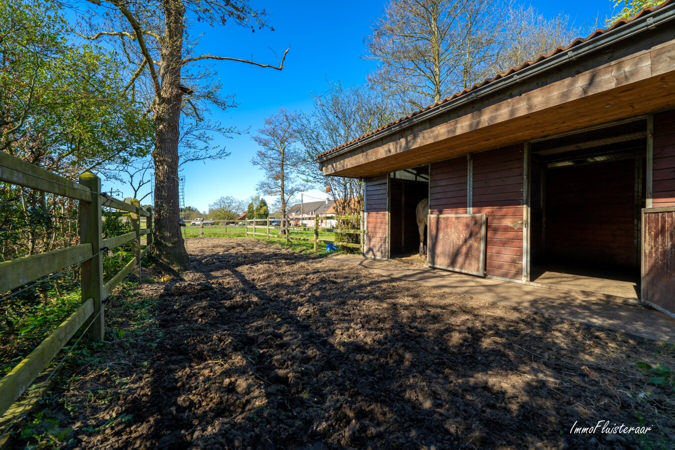 BEZOEKDAG OP 23 MEI VAN 10U TOT 14U. Landelijk gelegen woning met stallen en handig bijgebouw op ca. 7.025 m² (Optie aankoop extra aanpalend weiland van 5.735 m2) 