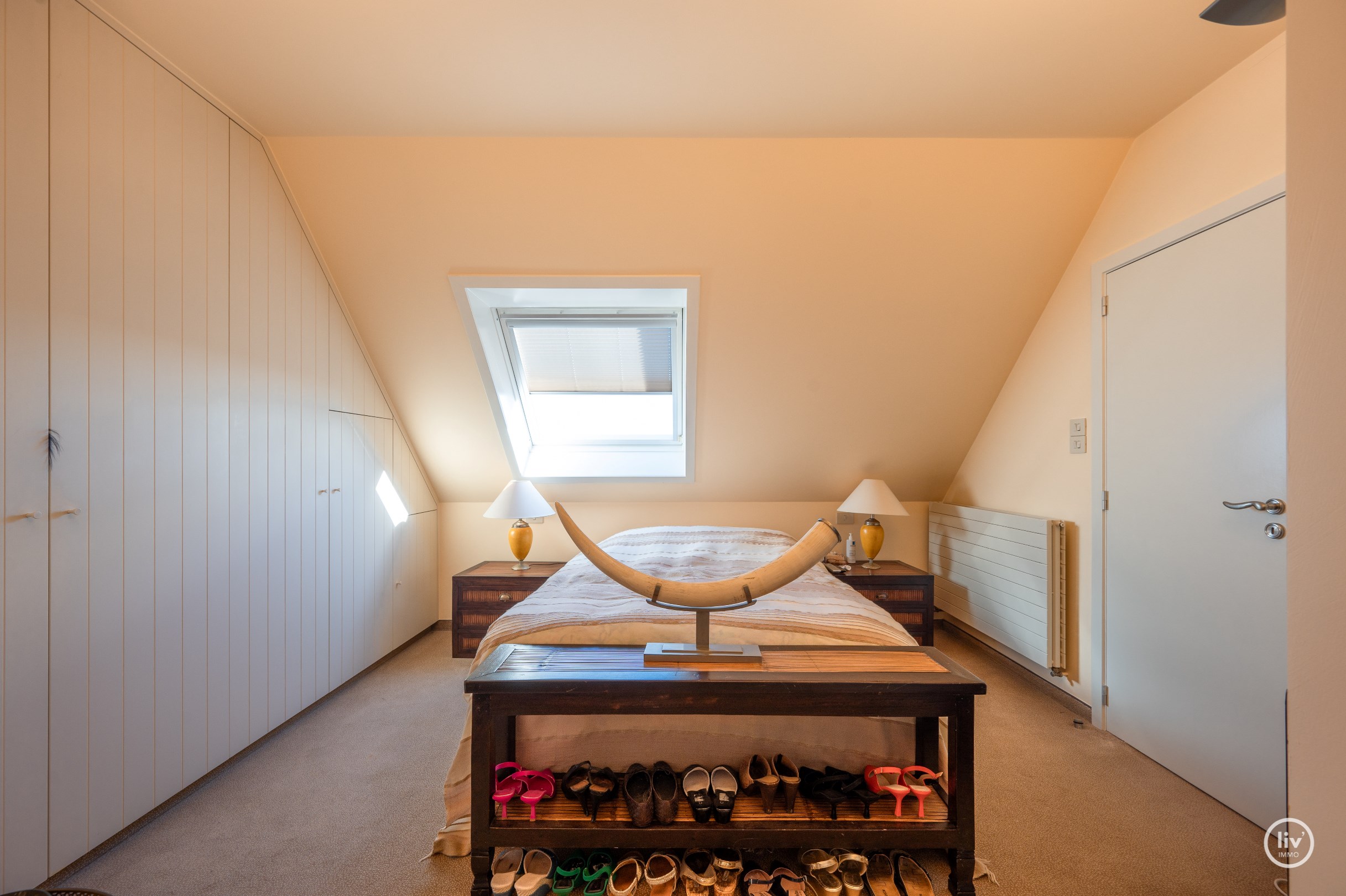 Uitzonderlijk dakappartement met een schitterend zonneterras en een prachtig open zicht over de villa's van het Zoute, gelegen tussen het centrum van Knokke. 