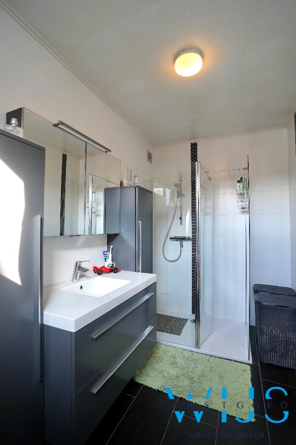 Stevig woonhuis aan de rand van het centrum van Sleidinge 