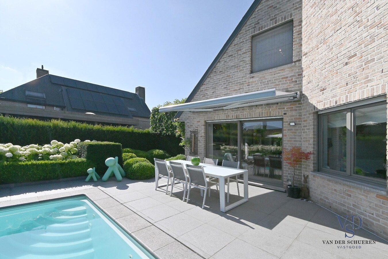 Tijdloze villa met zwembad in residentiële wijk 