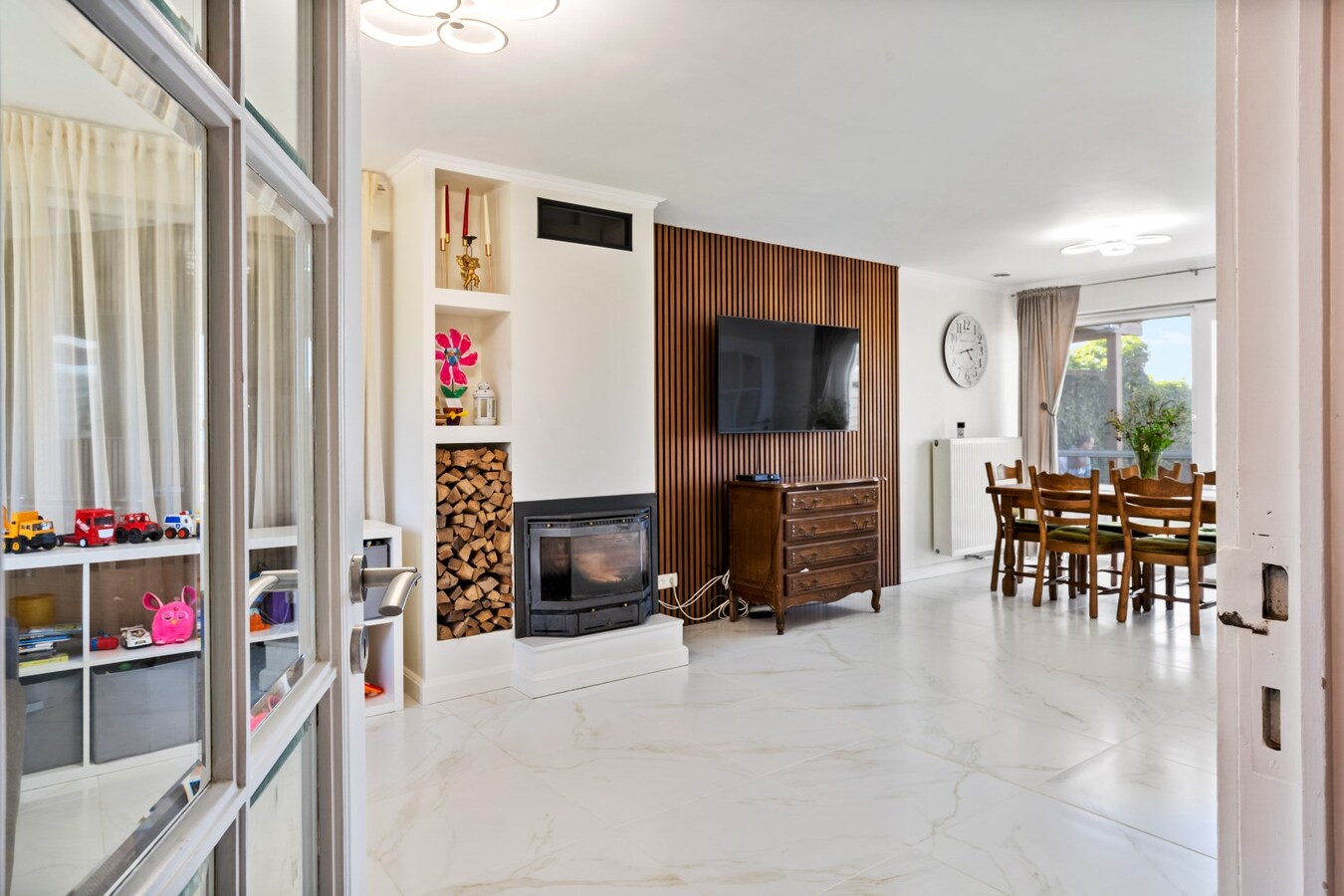 Prachtig gelegen halfopen woning met garage en prachtige landelijke verzichten. 