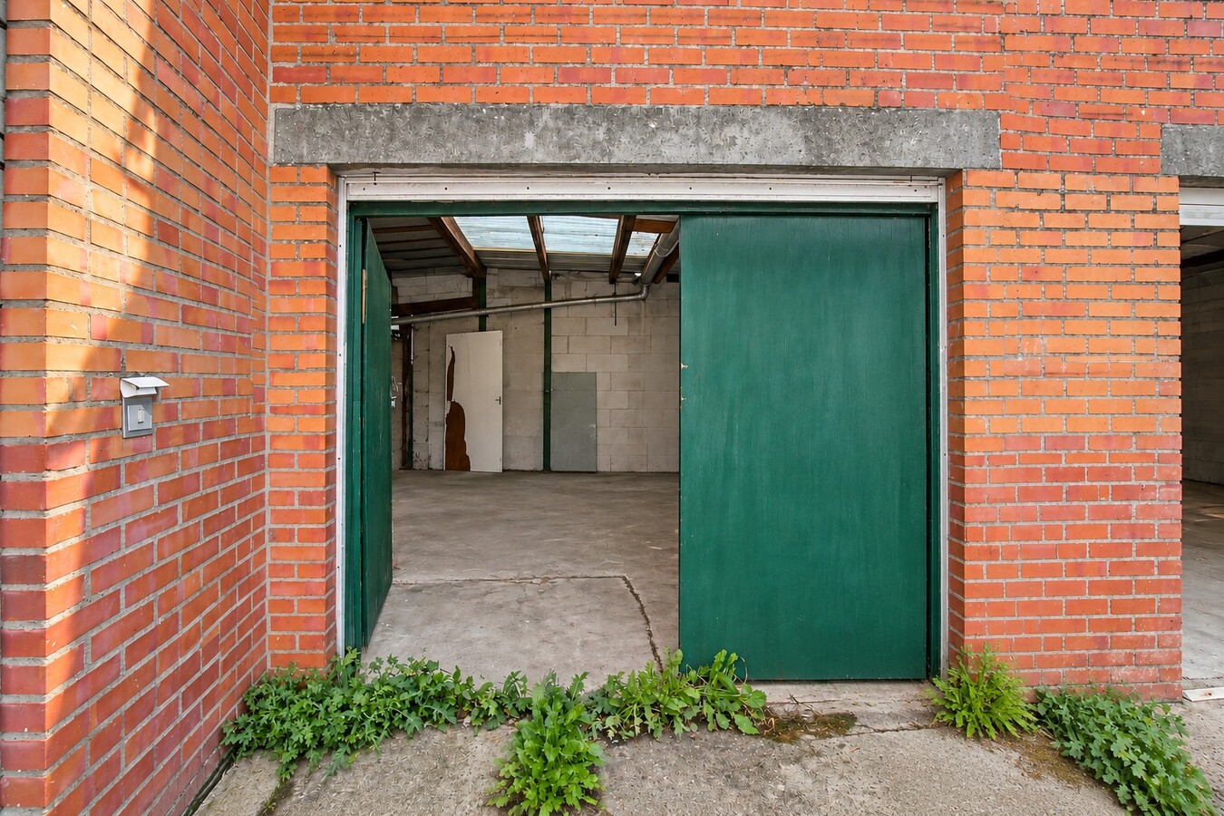 Te koop: Rustig gelegen halfopen bebouwing met 4 slaapkamers, 4 garages en ruime tuin in Sint-Niklaas 