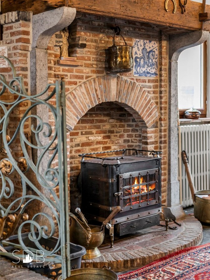 Authentieke hoeve met bijgebouwen met graslanden op circa 8.750m² 