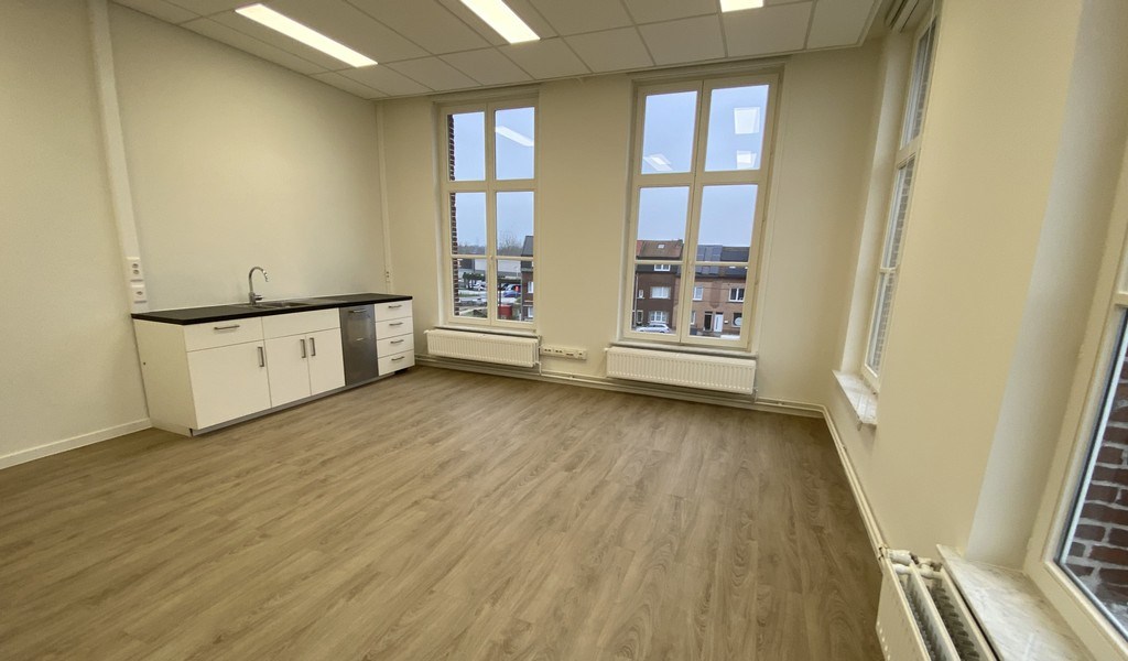 Kantoren met zicht op water in gerenoveerde kantoorvilla te huur in Gent