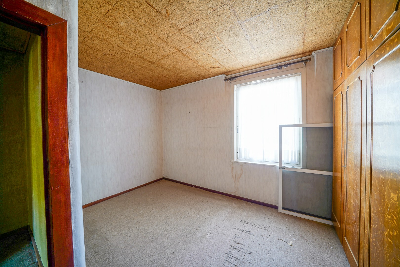 Te renoveren woning met voortuin, achtertuin op rustige ligging nabij het centrum 