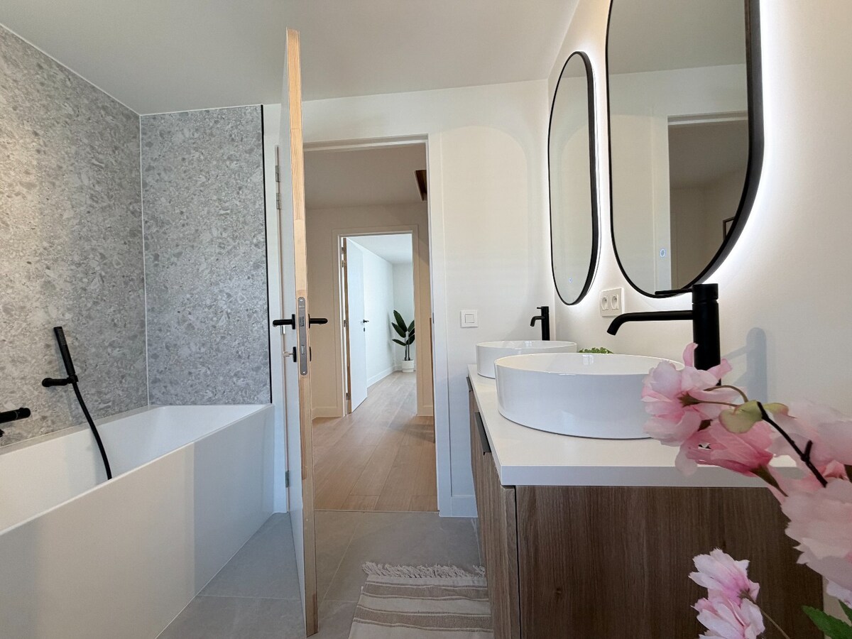 Prachtige ruime woning met 4 slaapkamers en 2 badkamers ! *** NONO INSPIRED *** 