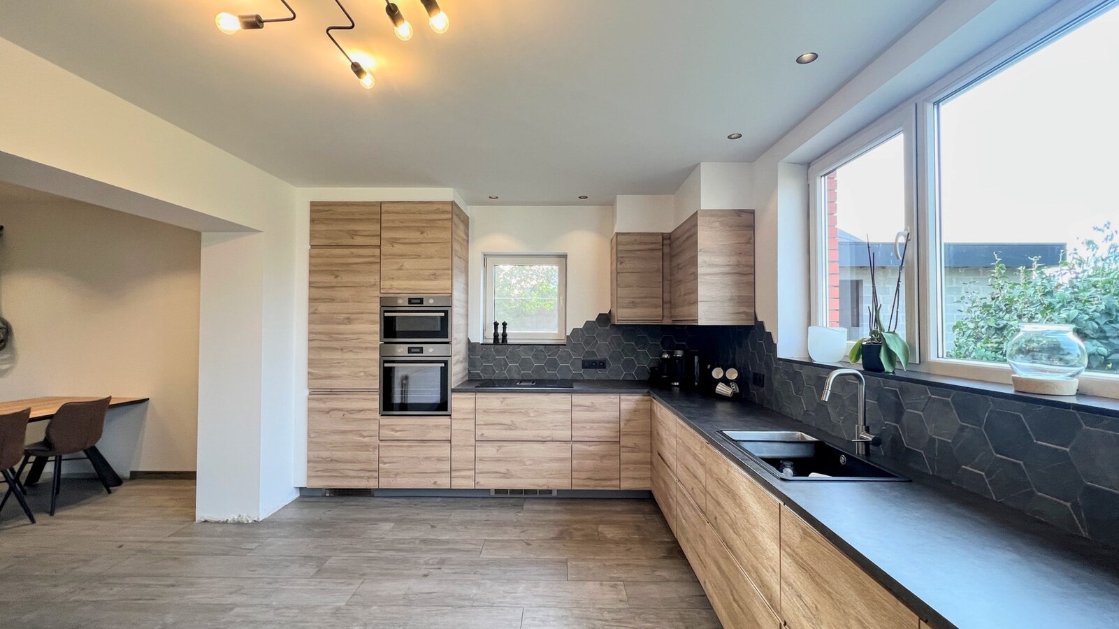 Deels gerenoveerde woning met zonnepanelen op perceel van 3168 m² 