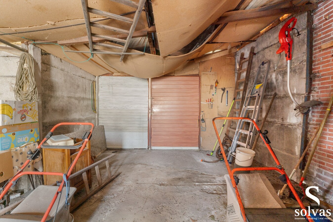 Ruime te renoveren woning met garage, tuin en 4 slaapkamers in Lembeke, bouwjaar 1960, energielabel G 