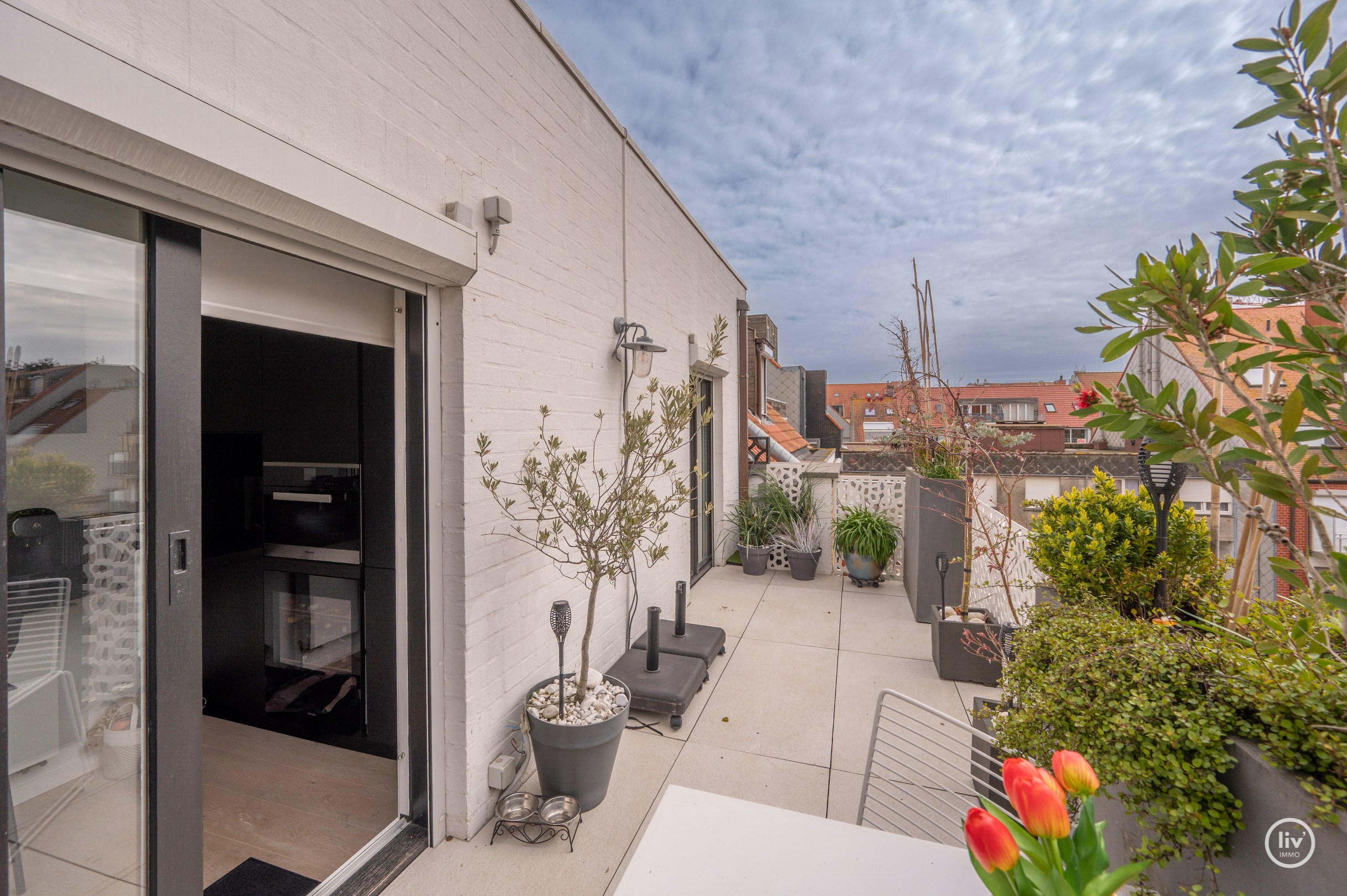 Prachtig, gerenoveerd penthouse op een topligging in de Blancgarinstraat te Knokke. 