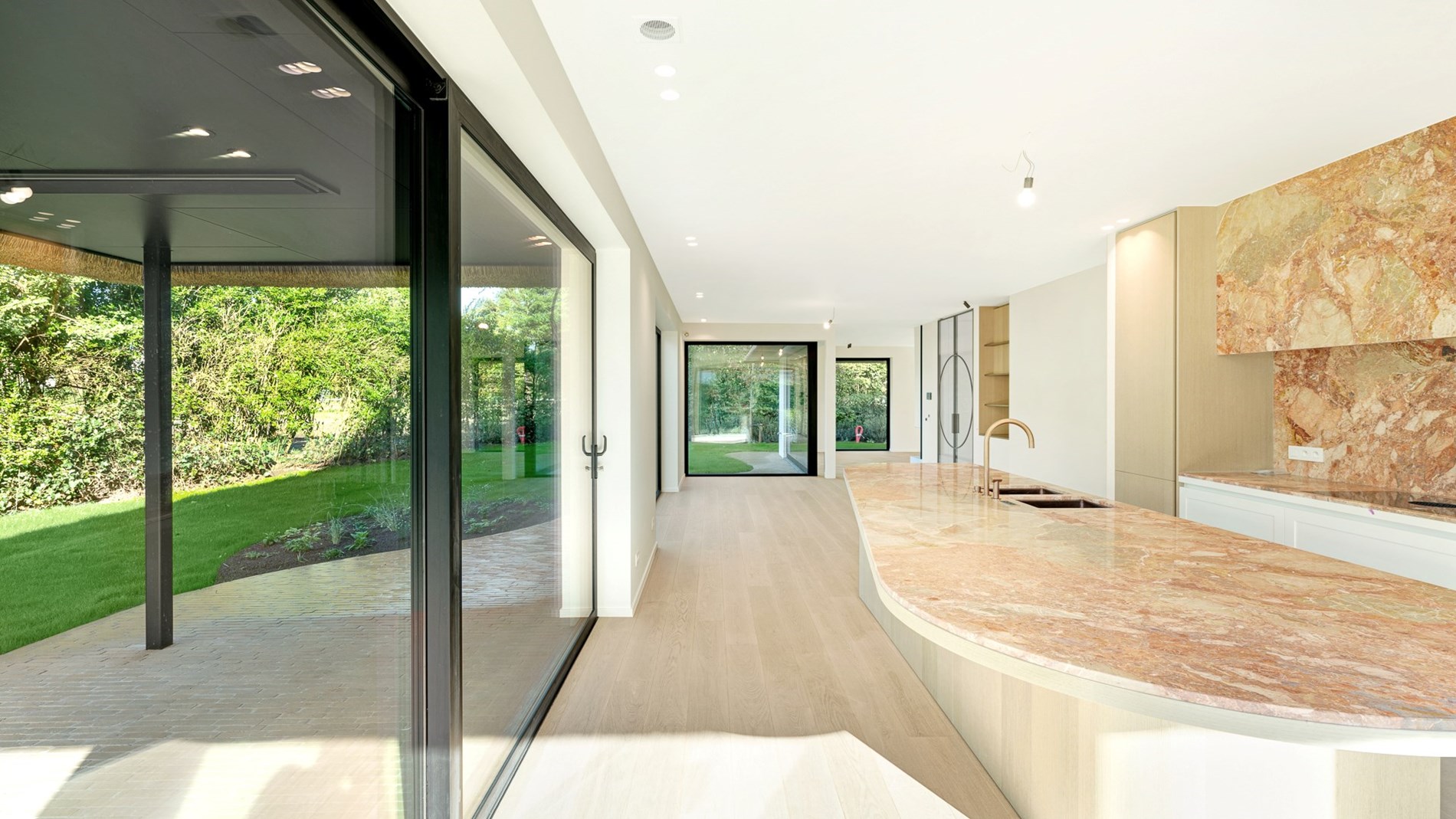 Impressionnante villa neuve au cœur du Zoute, à quelques pas du golf de Knokke. 